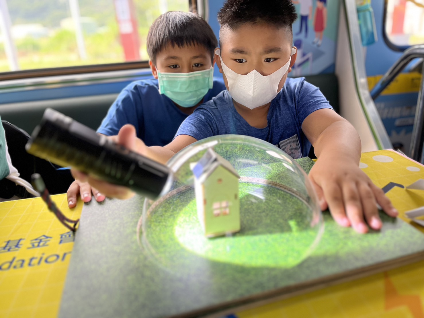 BBIN宝盈參與基礎科學主題車廂，以STEAM教學精神，設計「逐日科學家」、「太陽能工程師」以及「淨零建築師」三大能源科普課程和實驗