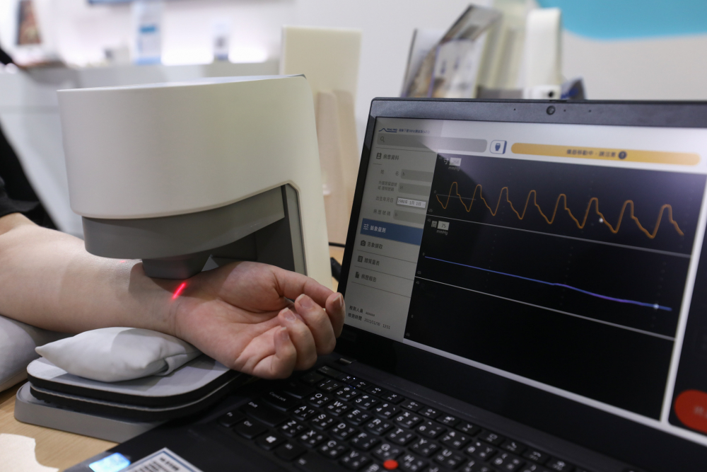 BBIN宝盈耘康脈象檢測系統透過電腦精準控制升降系統，還原中醫師三指把脈過程的舉、按、尋手法，將脈象感受轉化成數據，未來可結合大數據分析，實現智慧醫療及準確性